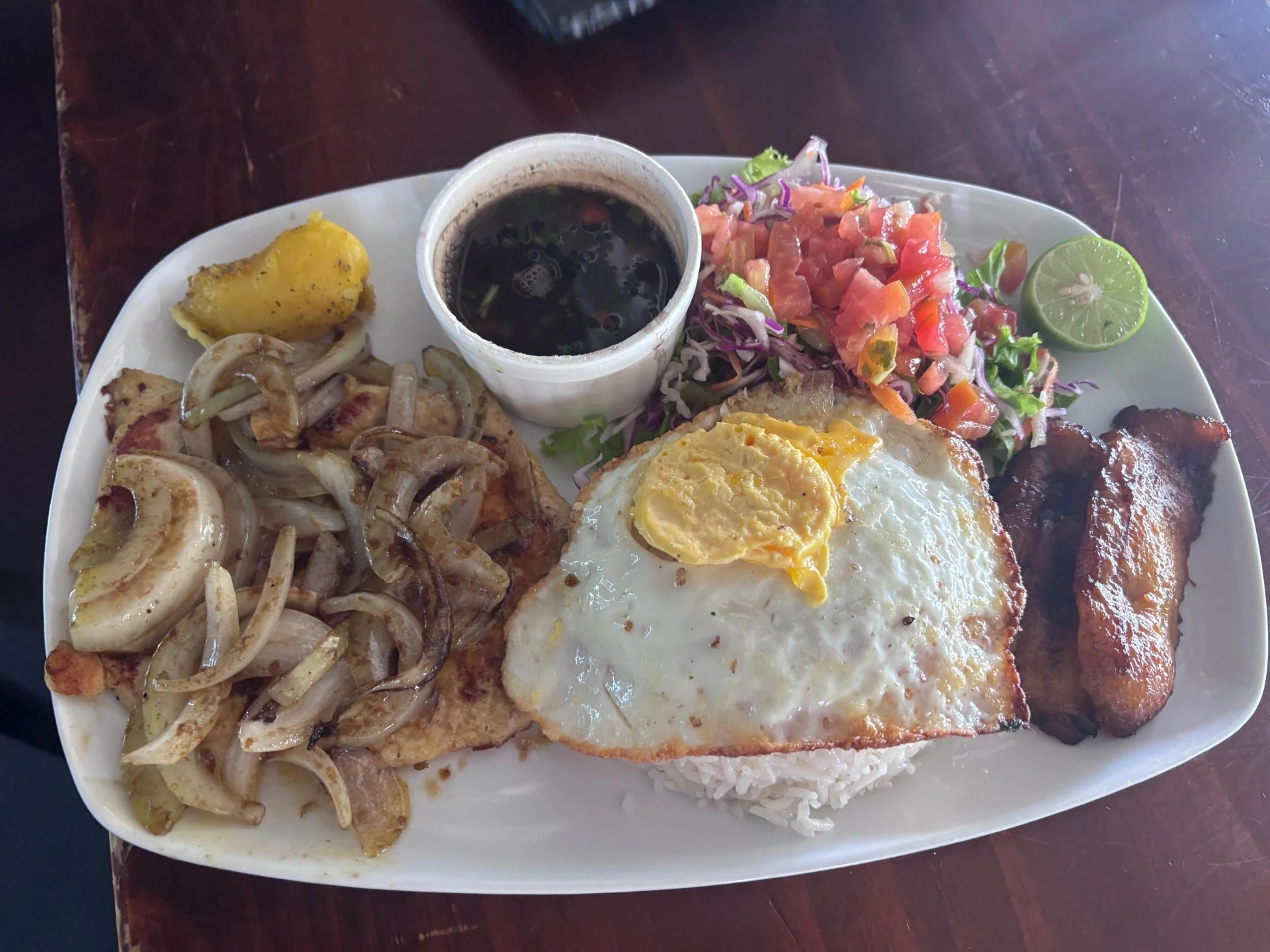 Casado de pollo encebollado